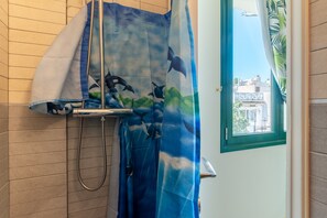 Dusche, Haartrockner, Handtücher