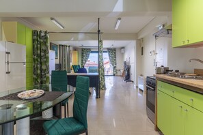 Fridge, oven, stovetop, coffee/tea maker