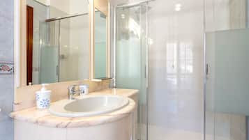 Dusche, Haartrockner, Handtücher