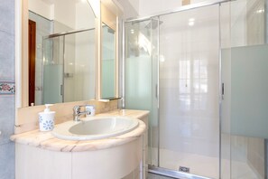 Douche, sèche-cheveux, serviettes fournies