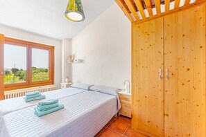 2 bedrooms, iron/ironing board, free WiFi, bed sheets