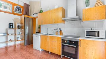 Frigorifero, forno, piano cottura, lavastoviglie