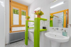 Dusj, hårføner og håndklær