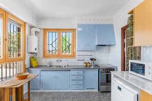 A kitchen with a central island, a stove, oven, microwave, and a sink. - Country House 'Sol' with Mountain View, Shared Pool and Wi-Fi (Ibi)