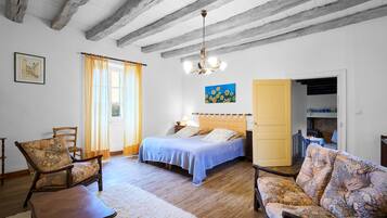 3 habitaciones, tabla de planchar con plancha y ropa de cama