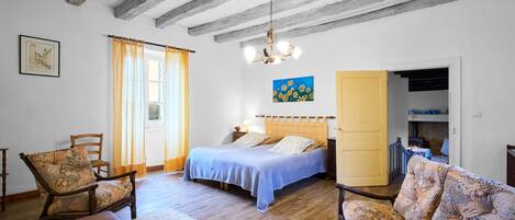 3 chambres, fer et planche à repasser, draps fournis