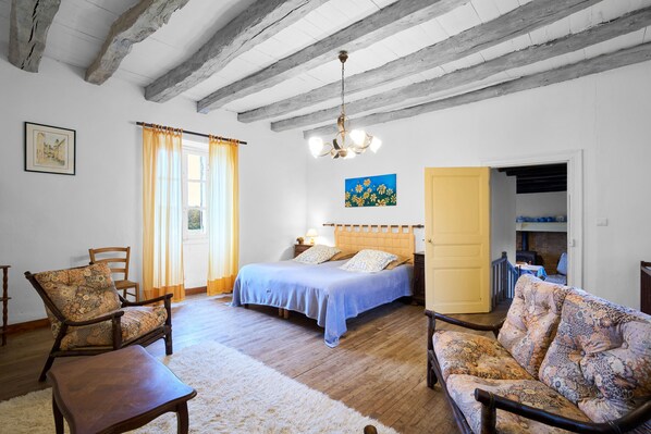 3 chambres, fer et planche à repasser, draps fournis