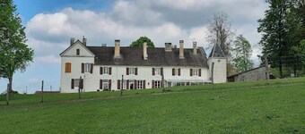 Country House 'Domaine du Val Bruant' with Shared Terrace and Wi-Fi