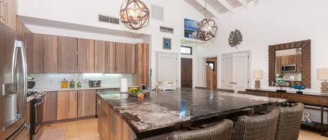 Réfrigérateur, micro-ondes, four, lave-vaisselle