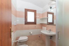 Douche, sèche-cheveux, serviettes fournies