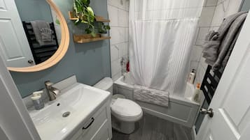 Regadera, toallas, jabón, papel de baño