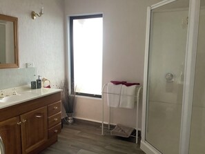 Een douche, een haardroger, handdoeken, zeep