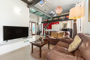 Een televisie en een open haard