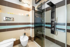 Shower, hair dryer, towels - Apartment 'Casa Di Design A' with Private Terrace, Wi-Fi and Air Conditioning (Calasetta)