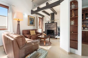 Una televisión, una chimenea