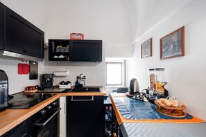 Fridge, oven, stovetop, coffee/tea maker