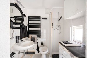Dusj, hårføner og håndklær