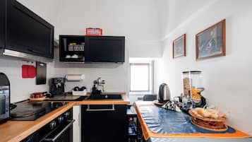 Coffee/tea maker, fridge, oven, stovetop