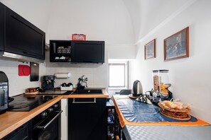 Fridge, oven, stovetop, coffee/tea maker