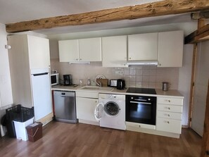 Een koelkast, een microgolfoven, een oven, een kookplaat