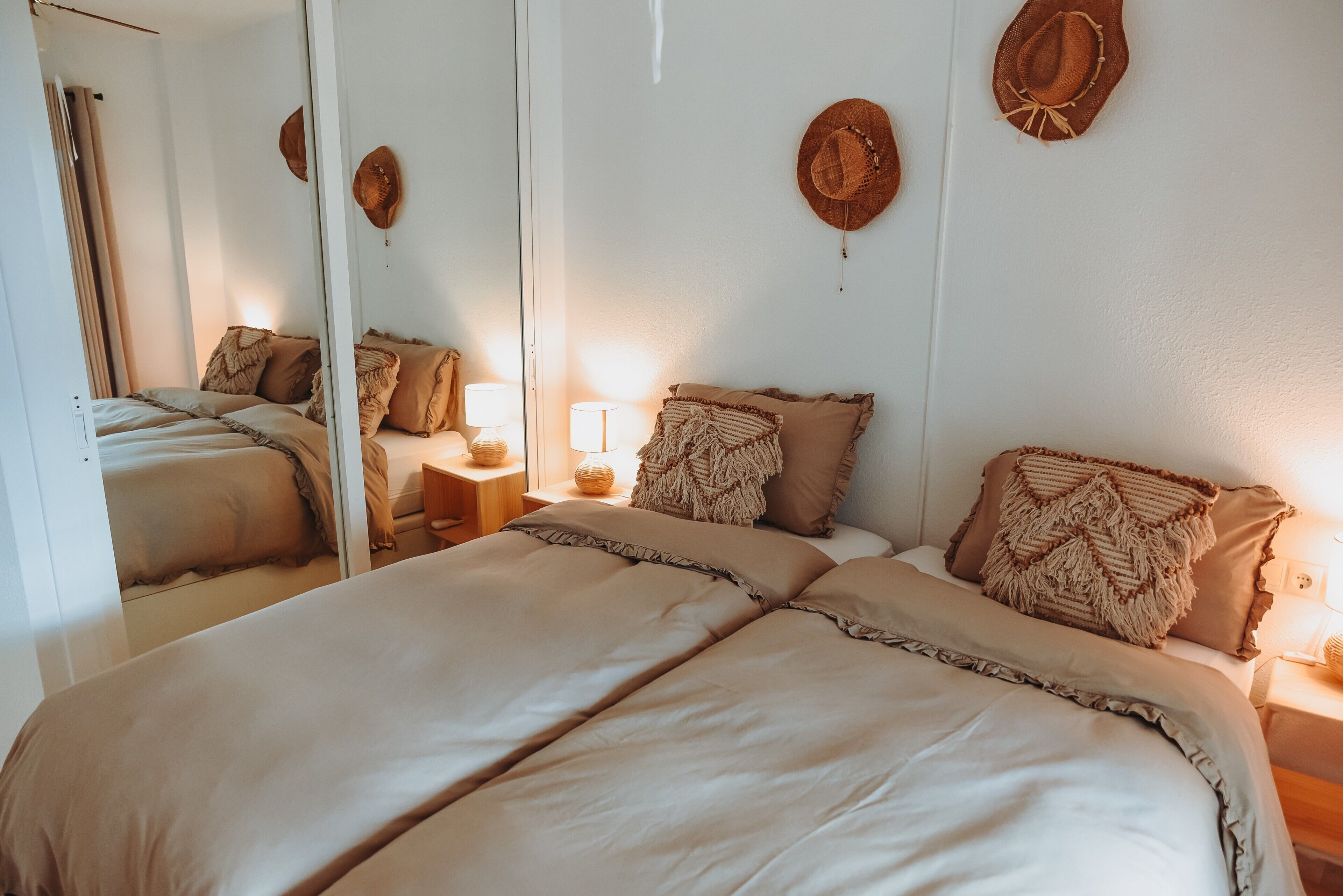 2 室のベッドルーム、アイロン / アイロン台、WiFi (無料)、ベッドシーツ