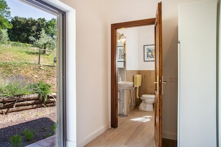 Shower, free toiletries, hair dryer, towels. Casetta di campagna indipendente
