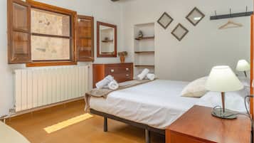 6 bedrooms, iron/ironing board, free WiFi, bed sheets