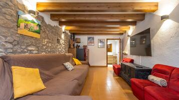 Televisie, een open haard en een tafeltennistafel