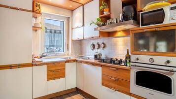Fridge, microwave, oven, stovetop