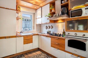 Fridge, microwave, oven, stovetop - Apartment 'Re 1' with Balcony, Wi-Fi and Air Conditioning (Trento)