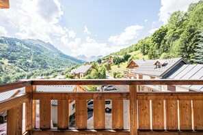 Property grounds - Apartment "Le Galibier" with Mountain View, Balcony and Wi-Fi (Valloire)