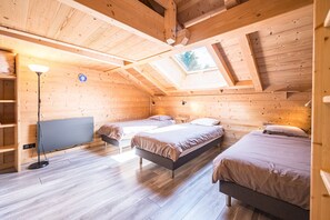 4 bedrooms, iron/ironing board, free WiFi, bed sheets