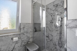 Shower, hair dryer, towels