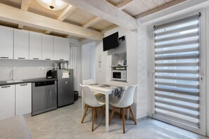 Geladeira, micro-ondas, cooktop, lava-louças