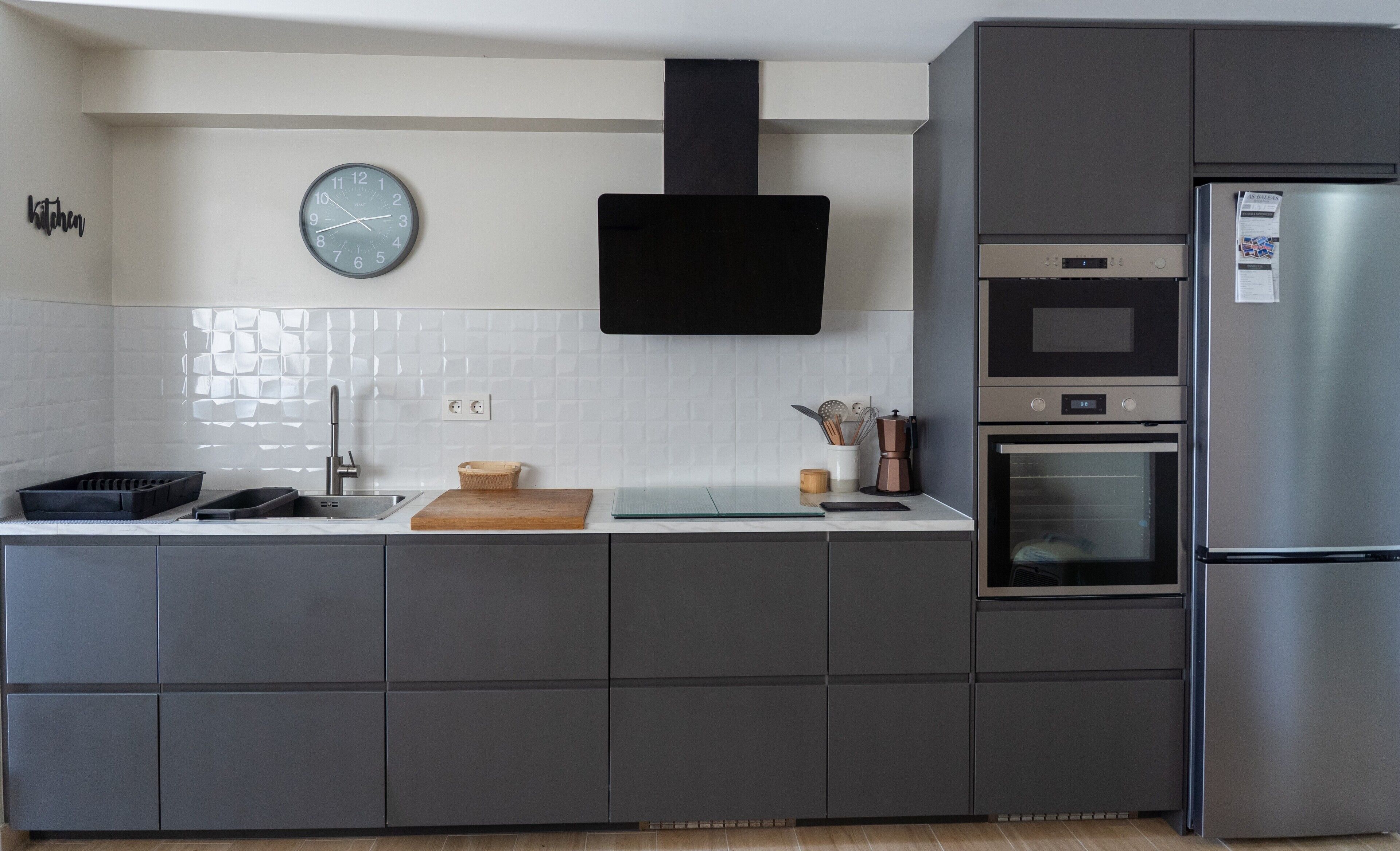 Jääkaappi, mikroaaltouuni, uuni, liesi