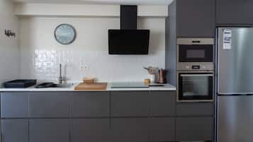 Jääkaappi, mikroaaltouuni, uuni, liesi