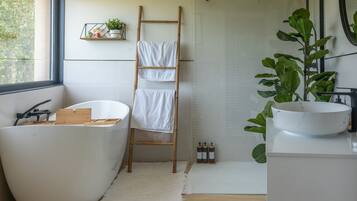 Een douche, handdoeken