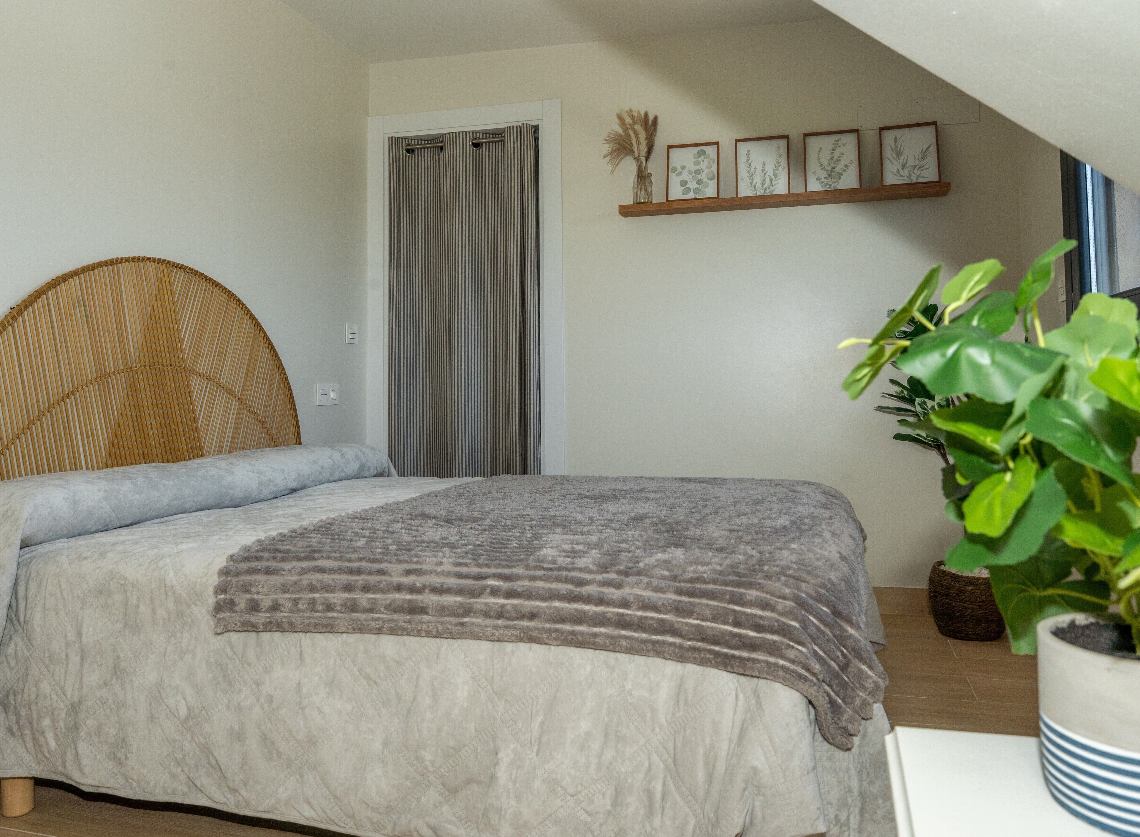 3 室のベッドルーム、WiFi (無料)、ベッドシーツ