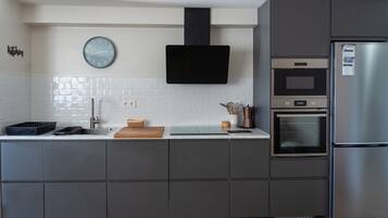 Fridge, microwave, dishwasher, coffee/tea maker
