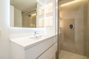 Suihku, hiustenkuivaaja, pyyhkeet