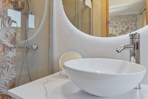 Shower, hair dryer, towels - Holiday Home 'Alcobilla Lake' with Mountain View, Shared Garden and Balcony (Coso)