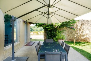 Outdoor dining - Chambre d’hôtes Chêne with Air Conditioning – Serenity, Nature and Well-being in Gascony (Mauléon-d'Armagnac)