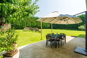 Outdoor dining - Chambre d’hôtes Chêne with Air Conditioning – Serenity, Nature and Well-being in Gascony (Mauléon-d'Armagnac)