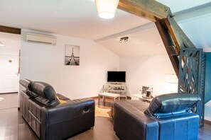 TV, video games - Chambre d’hôtes Chêne with Air Conditioning – Serenity, Nature and Well-being in Gascony (Mauléon-d'Armagnac)