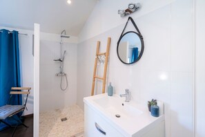 Douche, séchoir à cheveux, serviettes fournies