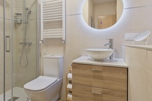 Douche, sèche-cheveux, serviettes fournies