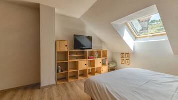 1 bedroom, bed sheets