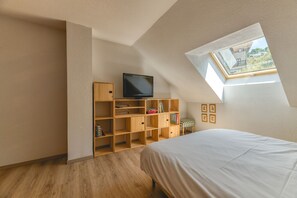 1 bedroom, bed sheets