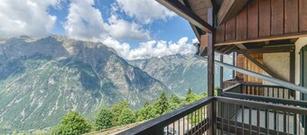 Appartamento 'Granges 35' con vista sulle montagne e balcone