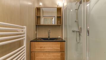 Een douche, handdoeken